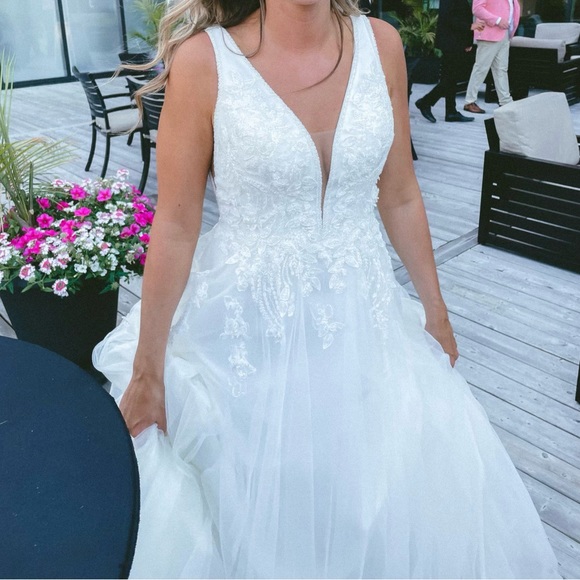 Wedding Dress - Picture 1 of 7